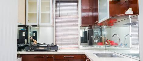 Refrigerador, placa de cocina, utensilios de cocina