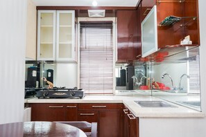 Private kitchen - Fully Furnished 2BR Great Western Apartment near Shopping Mall (Tangerang)