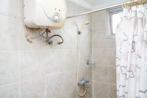 Zimmer | Badezimmer | Dusche, kostenlose Toilettenartikel, Handtücher
