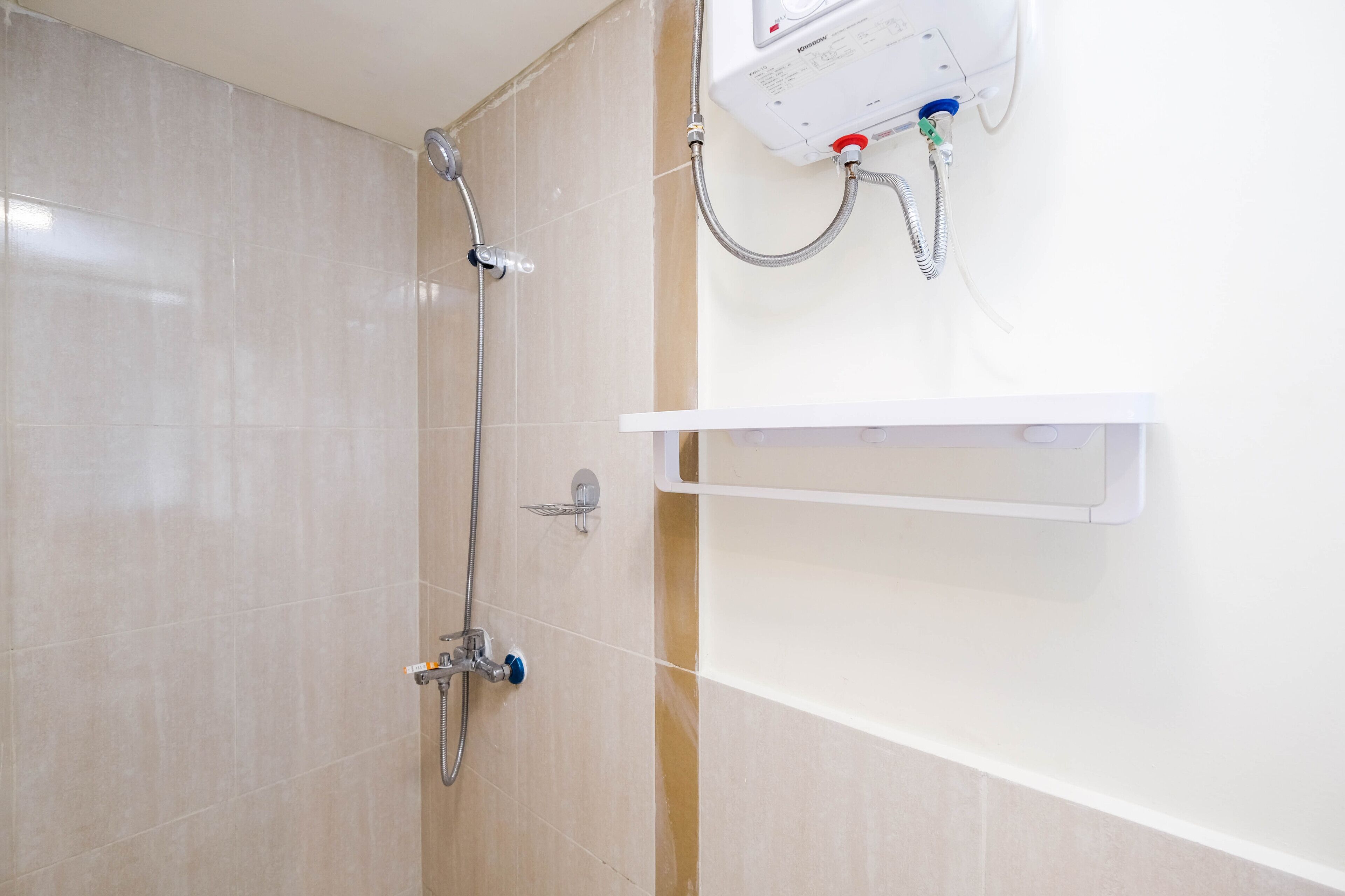 Room | Bathroom | Shower, free toiletries, towels
