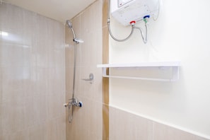 Habitación | Baño | Regadera, amenidades de baño gratuitas, toallas 
