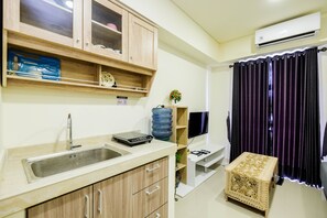 2 bedrooms, free WiFi, bed sheets - New Furnished and Comfy 2BR at Meikarta Apartment (Cikarang)