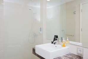 Room | Bathroom | Shower, free toiletries, towels - Best Modern and Homey 2BR Apartment at Casa Grande Residence (Jakarta)
