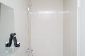 Bathroom - Fully Furnished with Comfortable Design Studio Majestic Point Serpong Apartment (Gading Serpong)
