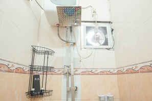 Kamer | Badkamer | Een douche, gratis toiletartikelen, handdoeken
