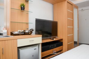 Exterior - Fully Furnished with Cozy Design Studio Bassura City Apartment (Jakarta)