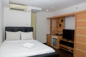 Room | Free WiFi, bed sheets - Fully Furnished with Cozy Design Studio Bassura City Apartment (Jakarta)