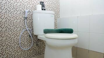 Room | Bathroom | Shower, free toiletries, towels