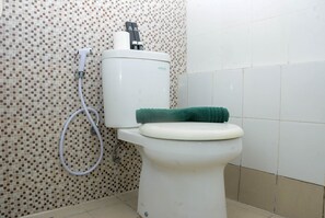 Room | Bathroom | Shower, free toiletries, towels - Fully Furnished with Cozy Design Studio Bassura City Apartment (Jakarta)