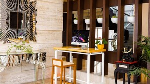 Un espacio de trabajo moderno con escritorio, silla y monitor de computadora.