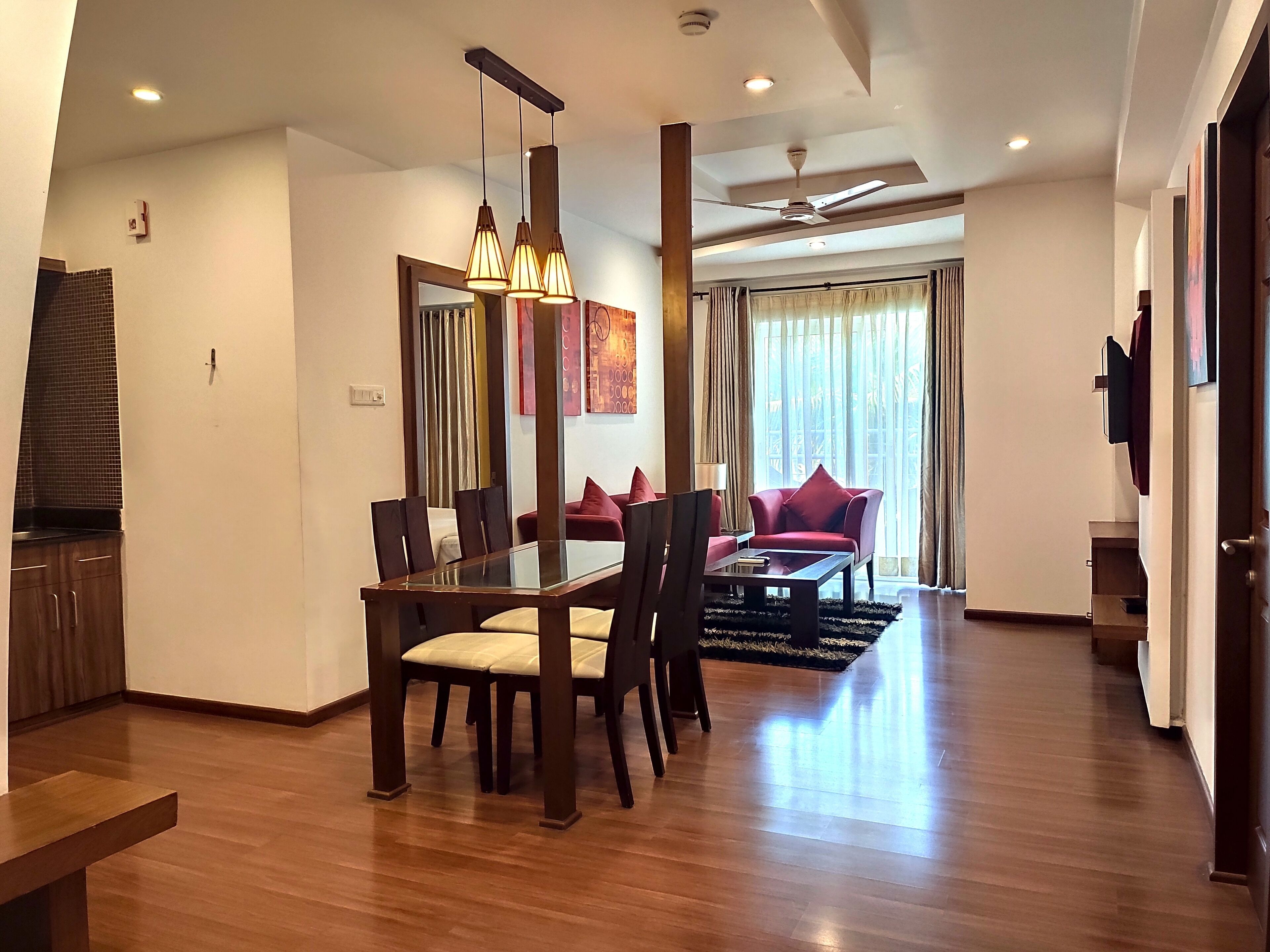 Studio Suite Khas, 1 kamar tidur | Area keluarga | Televisi LCD 32-inci dengan saluran TV satelit, TV, dan monitor komputer