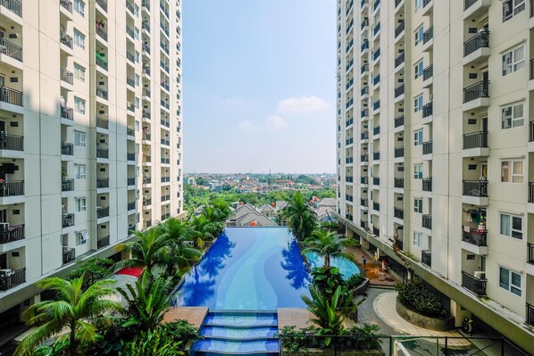 Outdoor pool - Comfort and Simply Studio Cinere Resort Apartment (Depok)