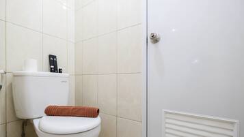 Room | Bathroom | Shower, free toiletries, towels