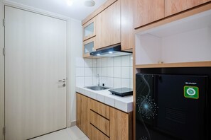 Room | Private kitchen | Fridge, stovetop, dishwasher, electric kettle - Comfort and Strategic Studio at Springlake Summarecon Bekasi Apartment (Bekasi)