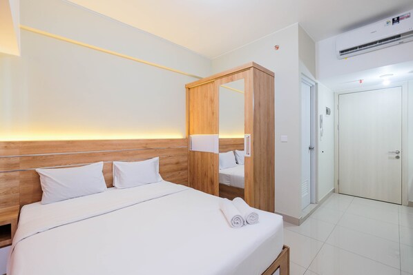 Room | Bed sheets - Comfort and Strategic Studio at Springlake Summarecon Bekasi Apartment (Bekasi)