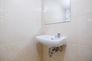 Room | Bathroom | Shower, free toiletries, towels - Comfort and Strategic Studio at Springlake Summarecon Bekasi Apartment (Bekasi)