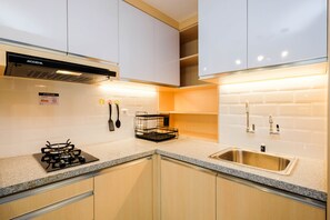 Zimmer | Eigene Küche | Kühlschrank, Herdplatte, Kochgeschirr/Geschirr/Besteck