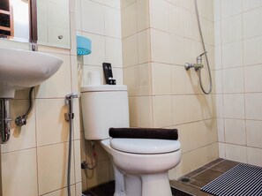 Room | Bathroom | Shower, free toiletries, towels - Homey and Comfy Studio at Vida View Makasar Apartment (Makassar)