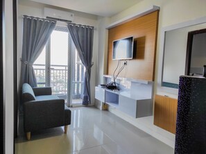 Room | 2 bedrooms, free WiFi, bed sheets - Homey and Comfy 2BR at Vida View Apartment (Makassar)