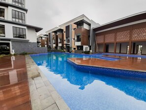 Una piscina al aire libre