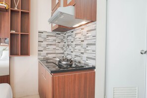 Room | Free WiFi, bed sheets - Modern Studio at Green Pramuka City Apartment (Jakarta)