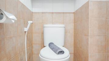 Room | Bilik Mandi | Pancuran mandi, kelengkapan dandanan diri percuma, tuala disediakan