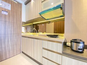Zimmer | Eigene Küche | Kühlschrank, Mikrowelle, Herdplatte, Kochgeschirr/Geschirr/Besteck
