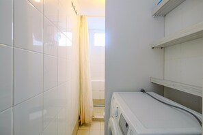 Phòng | Phòng tắm | Buồng tắm vòi sen, đồ dùng nhà tắm miễn phí, khăn tắm 