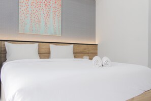 Free WiFi, bed sheets - Best Studio Unit with Pool View Casa De Parco Apartment (Pagedangan)