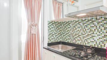 Huone | Yksityinen keittiö | Jääkaappi, liesi, keittoastiat/astiat/ruokailuvälineet