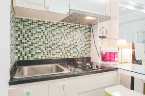 Room | Private kitchen | Fridge, stovetop, cookware/dishes/utensils