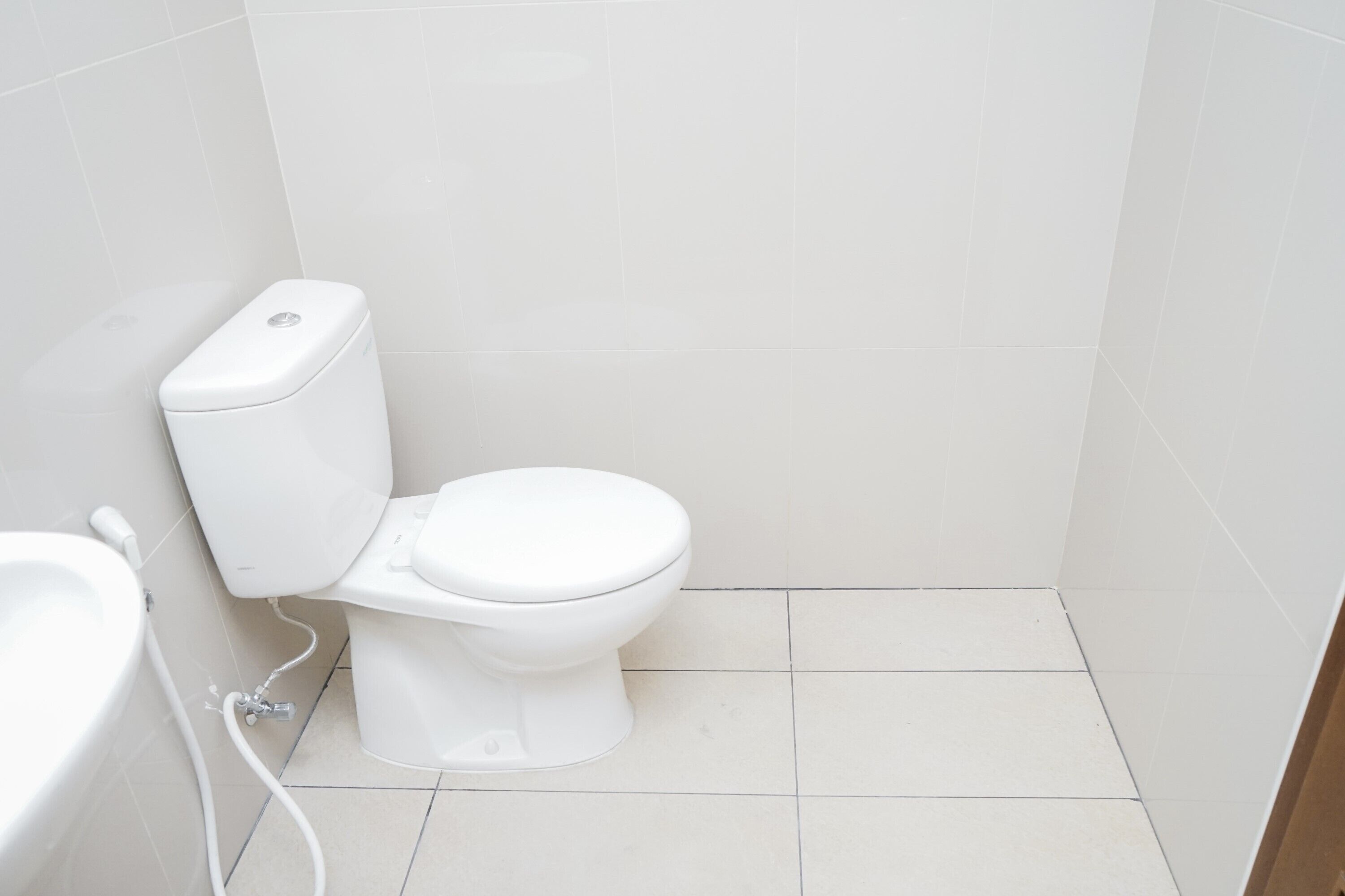 Un baño pequeño y blanco con inodoro y bidé.