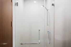 Huone | Kylpyhuone | Suihku, ilmaiset hygieniatuotteet, pyyhkeet