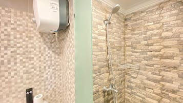 Kamar | Kamar mandi | Shower, perlengkapan mandi gratis,  dan handuk