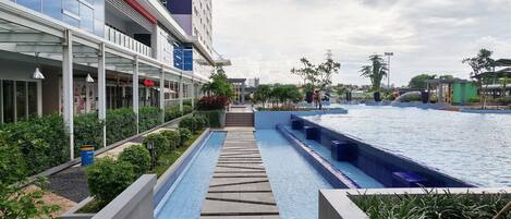 Una piscina al aire libre