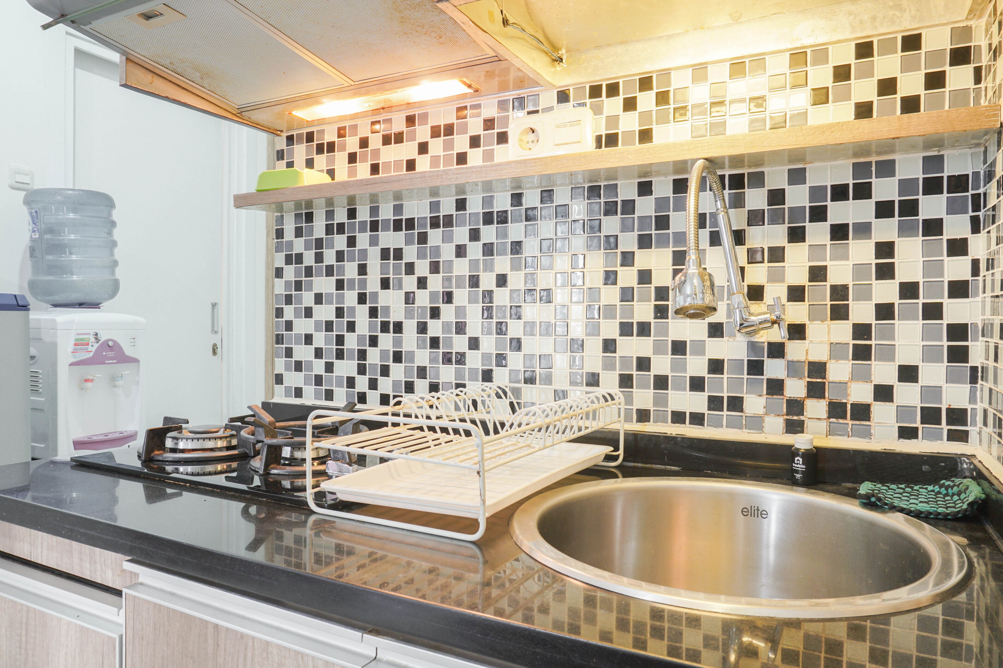 Habitación | Cocina privada | Frigorífico, placa de cocina y utensilios de cocina