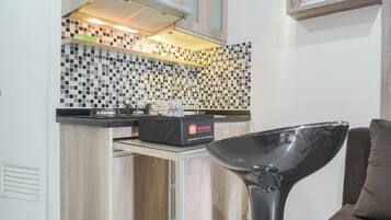 Quarto | Cozinha privada | Geladeira, cooktop, talheres/pratos/utensílios de cozinha