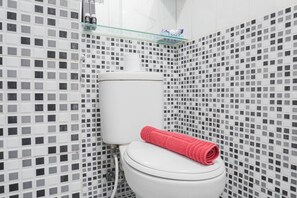 غرفة | حمام | تجهيزات دش، مستلزمات مجانية للعناية الشخصية، مناشف