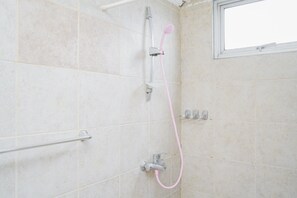 Zimmer | Badezimmer | Dusche, kostenlose Toilettenartikel, Handtücher