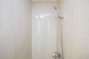 Habitación | Baño | Regadera, amenidades de baño gratuitas, toallas