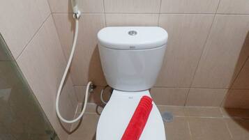 Habitación | Baño | Regadera, amenidades de baño gratuitas, toallas