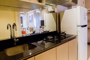 Habitación | Cocina privada | Refrigerador, parrilla de estufa y utensilios de cocina