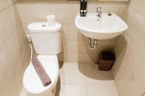 Habitación | Baño | Regadera, amenidades de baño gratuitas, toallas