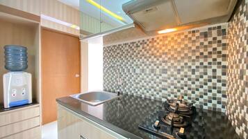 Quarto | Cozinha privada | Geladeira, cooktop, talheres/pratos/utensílios de cozinha