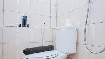 Værelse | Badeværelse | Bruser, gratis toiletartikler, håndklæder
