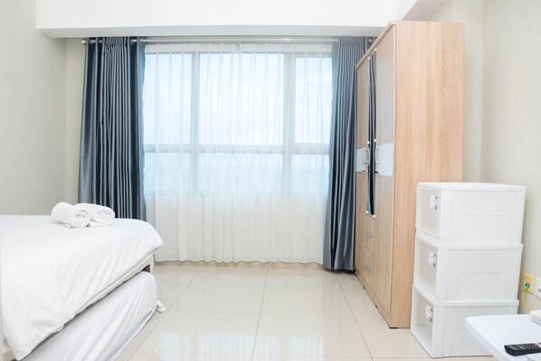 Room | Free WiFi, bed sheets - Cozy Stay Studio at Springlake Summarecon Apartment (Bekasi)
