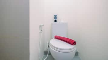 Kamar | Kamar mandi | Shower, perlengkapan mandi gratis,  dan handuk