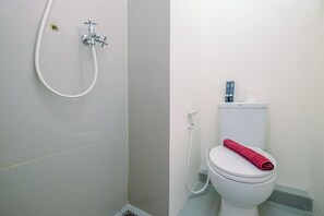 Kamer | Badkamer | Een douche, gratis toiletartikelen, handdoeken