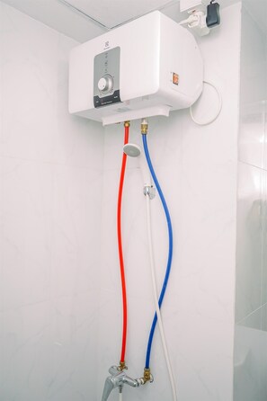 Zimmer | Badezimmer | Dusche, kostenlose Toilettenartikel, Handtücher