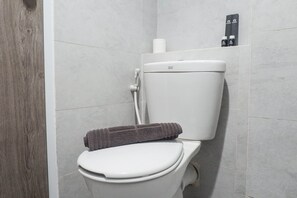 Habitación | Baño | Ducha, artículos de higiene personal gratuitos y toallas